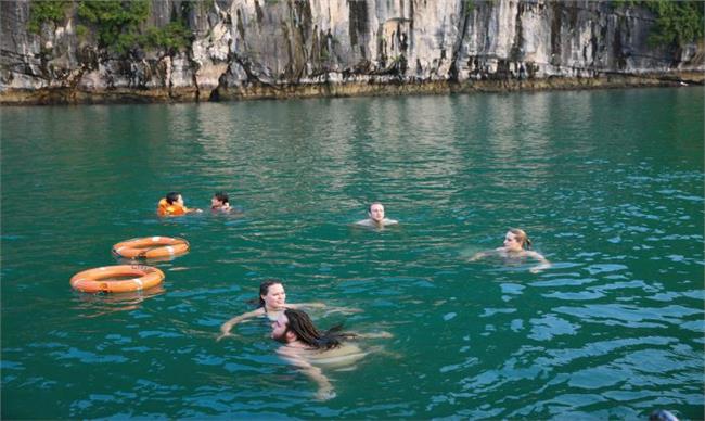 Swimming in Ba Trai Dao